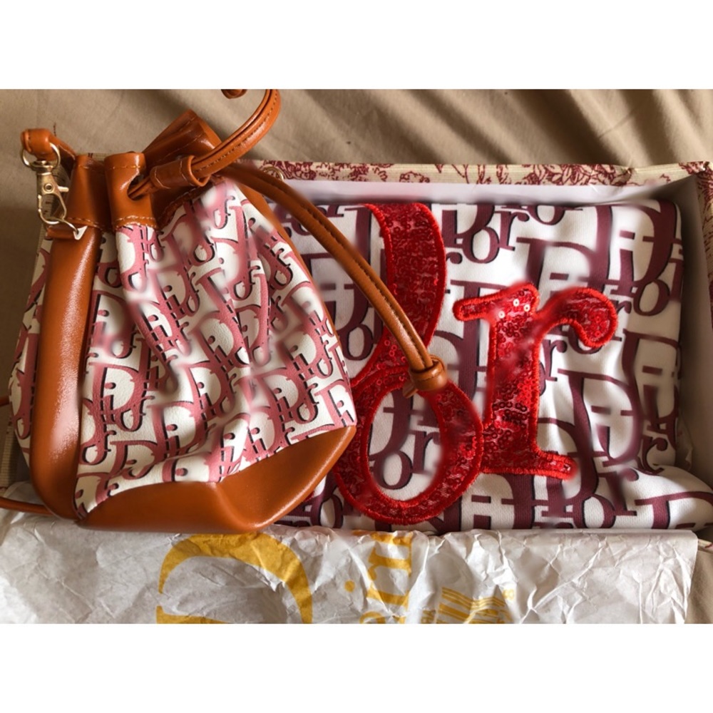 D Lettering Pull Over Jumper With Mini Bag NEW IN BOX High Quality Luxury - Picture 4 of 5